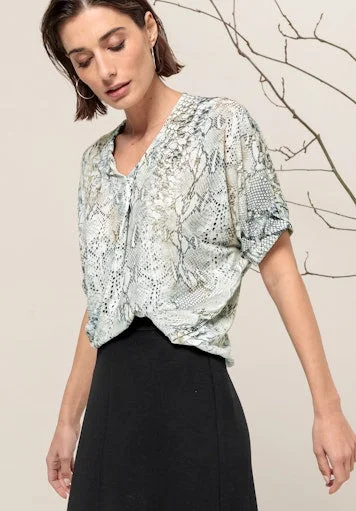 Sia Blouse Stretchy Fitted Blouse